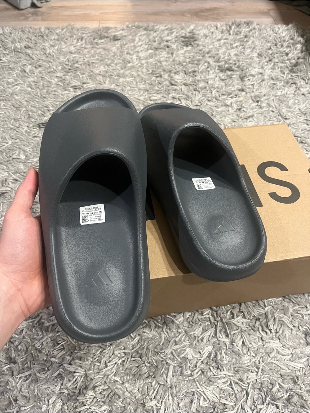 Yeezy slide size 10 granite - Picture 4 of 10